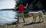 Hund und Kind am See