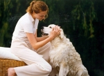 Frau mit Golden Retriever