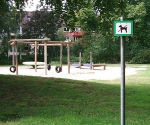 Spielplatz mit Hundeverbotsschild